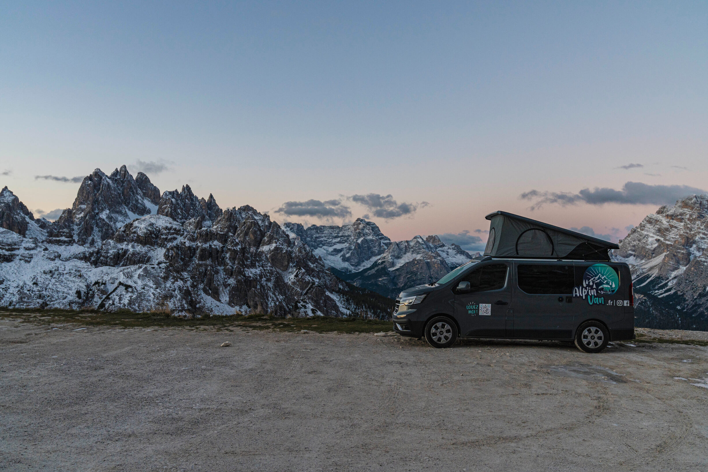 Van aménagé sous la neige